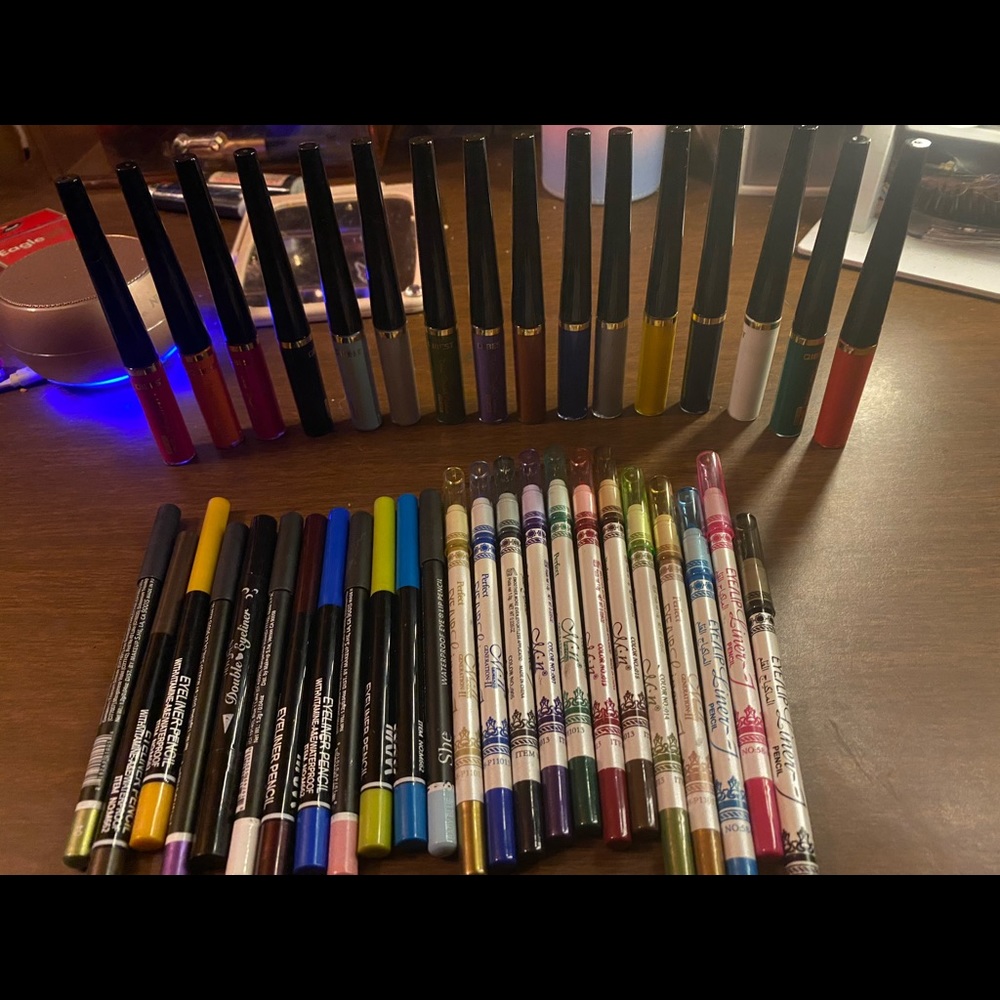 Colorful eyeliner lot w/ storage